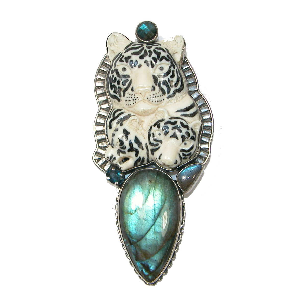 Carved triple tiger pin pendant