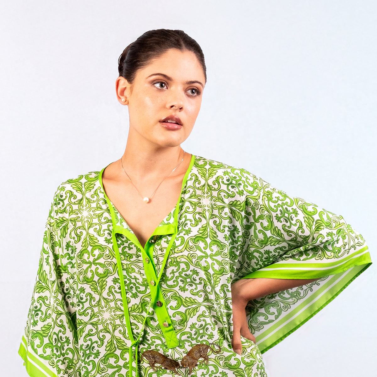 Short green silk leopard-print kaftan