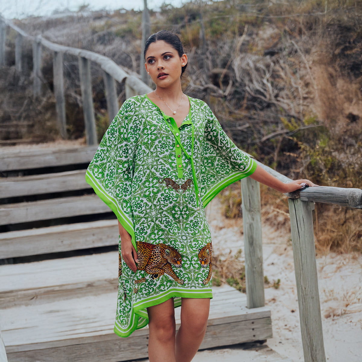 Short green silk leopard-print kaftan